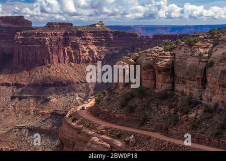 Shafer Trail, eine Straße, die von Island in the Sky im Canyonlands National Park, Utah, USA, in den Shafer Canyon absteigt Stockfoto