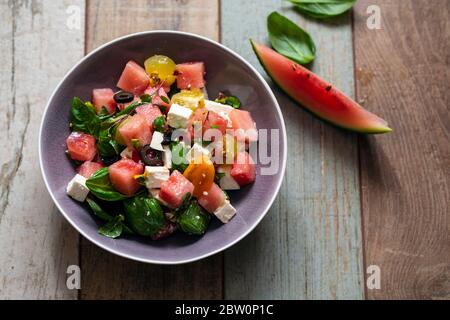 Sommersalat mit Wassermelone, Tomaten, Feta-Käse und Basilikum Stockfoto