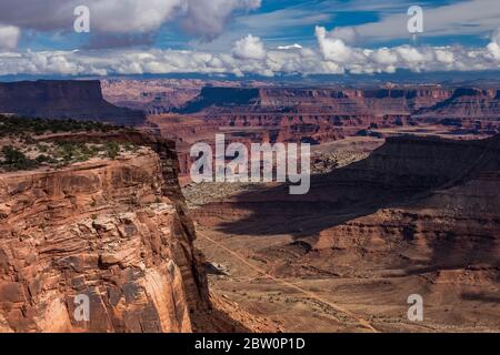 Dramatische Aussicht vom Shafer Canyon Blick, mit La Sal Mountains entfernt, in Island in the Sky im Canyonlands National Park, Utah, USA Stockfoto