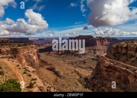 Dramatische Aussicht vom Shafer Canyon Blick in Island in the Sky im Canyonlands National Park, Utah, USA Stockfoto