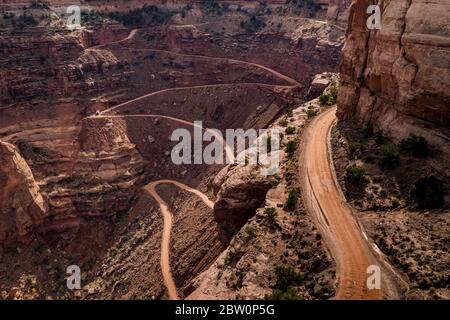 Shafer Trail, eine Straße, die von Island in the Sky im Canyonlands National Park, Utah, USA, in den Shafer Canyon absteigt Stockfoto