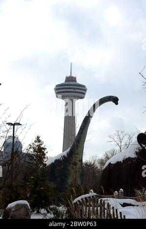 Dinosaur Park Miniaturgolf mit dem Skylon Tower (520 Fuß) hinter den Niagara Falls. Stockfoto