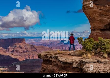 Dramatischer Blick vom Shafer Canyon Blick in Island in the Sky im Canyonlands National Park, Utah, USA [Keine Modellfreigabe; für redaktionelle Läuse verfügbar Stockfoto