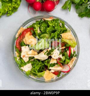 Schale mit Fattoush Salat (Pita Salat) auf neutralem Salat, Draufsicht Stockfoto