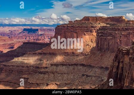 Dramatischer Blick vom Shafer Canyon Blick in Island in the Sky im Canyonlands National Park, Utah, USA [Keine Modellfreigabe; für redaktionelle Läuse verfügbar Stockfoto