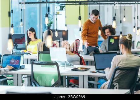 Erfolgreiches Team. Gruppe junger Geschäftsleute arbeiten und miteinander kommunizieren im Creative office Stockfoto