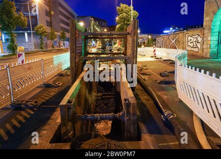 Leipzig, Deutschland. Mai 2020. Eine Baustelle in der Nähe des Hauptbahnhofs. Dort wurden in einer Tiefe von vier Metern Metallteile gefunden, wahrscheinlich von Luftbomben aus dem Zweiten Weltkrieg. Quelle: Peter Endig/dpa-Zentralbild/dpa/Alamy Live News Stockfoto