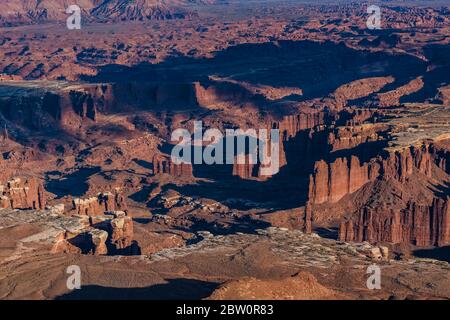 Blick vom Grand View Overlook und Trail auf Island in the Sky im Canyonlands National Park, Utah, USA Stockfoto