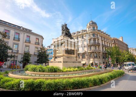 Blick auf den historischen Platz mit Denkmal von Ferdinand und Isabella an der Plaza Isabel La Catolica. Granada, Spanien, Andalusien Stockfoto