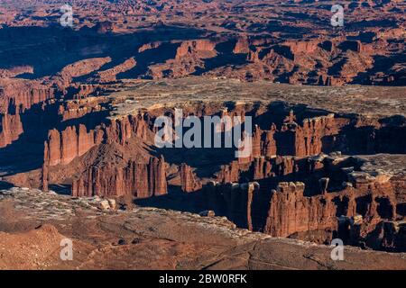 Blick vom Grand View Overlook und Trail hinunter zur White Rim Road und Monument Basin, bei Island in the Sky im Canyonlands National Park, Utah, USA Stockfoto