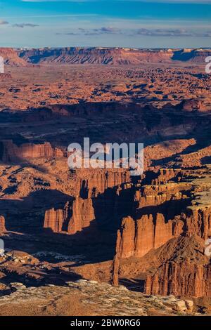 Blick vom Grand View Overlook und Trail zum Monument Basin bei Island in the Sky im Canyonlands National Park, Utah, USA Stockfoto