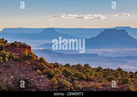 Blick auf die Mesas vom Candlestick Tower Blick in Island in the Sky, Canyonlands National Park, Utah, USA Stockfoto