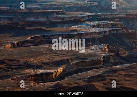 Sandsteinformationen und White Rim Road vom Green River aus gesehen, überblicken Sie Island in the Sky im Canyonlands National Park, Utah, USA Stockfoto