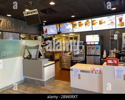 Orlando, FL/USA -3/5/20: Die Küche in einem McDonald's Fast Food Restaurant. Stockfoto