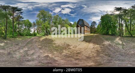 Panorama 360 Winkel Blick in der Nähe von alten Holz katholischen Kirche in einem Sommerwald. Full sphärische 360 Grad nahtlose Panorama in equirechteckigen projec Stockfoto