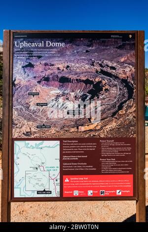 Interpretationszeichen am Upheaval Dome, erstellt von einem Meteoriten oder von einer anschwellenden Salzlagerstätte (Ihre Wahl!) In Island in the Sky in Canyonlands National Park Stockfoto