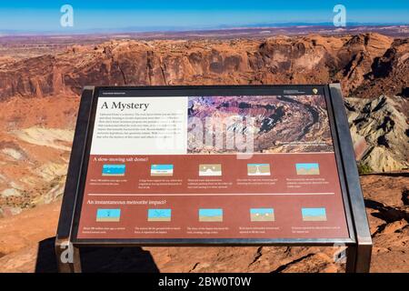 Interpretationszeichen am Upheaval Dome, erstellt von einem Meteoriten oder von einer anschwellenden Salzlagerstätte (Ihre Wahl!) In Island in the Sky in Canyonlands National Park Stockfoto