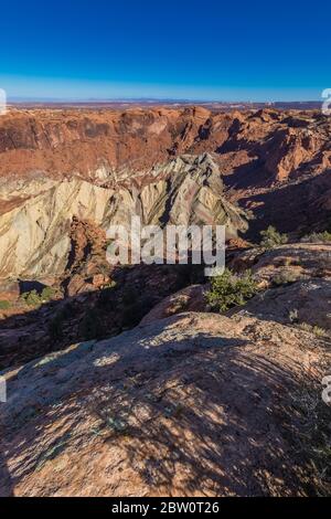 Umbruch Dome, erstellt durch einen Meteoriten oder durch eine Schwellung Salzablagerung (Ihre Wahl!) In Island in the Sky im Canyonlands National Park, Utah, USA Stockfoto