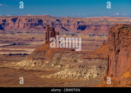 Der Candlestick und Green River vom Murphy Point Trailhead bei Island in the Sky im Canyonlands National Park, Utah, USA aus gesehen Stockfoto