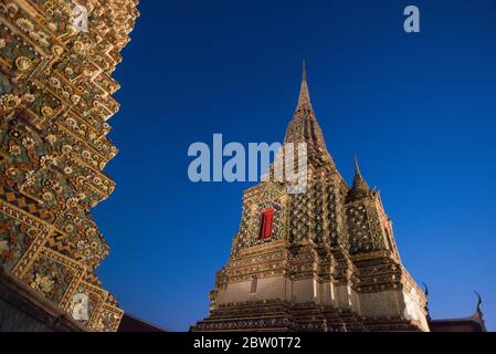 Buddhistische Stupa im Wat Pho buddhistischen Tempel in Bangkok, Thailand. Stockfoto