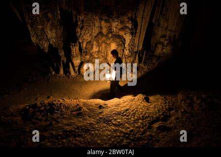 Ein lokaler Guide in der Tham Lot Höhle, Pang Mapha, Pai, Thailand Stockfoto