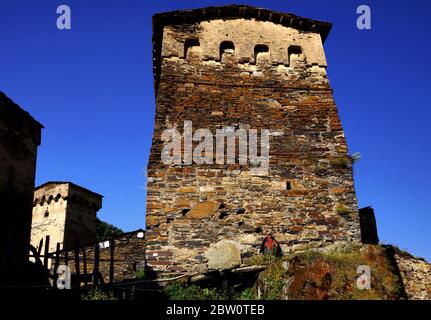 Alte Steinstrukturen - Verteidigungstürme des Dorfes Ushguli in Obere Svaneti, Georgien. Stockfoto