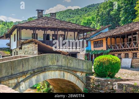 Steinbrücke in der Etar architektonischen ethnographischen Komplex in Bulgarien an einem sonnigen Sommertag Stockfoto