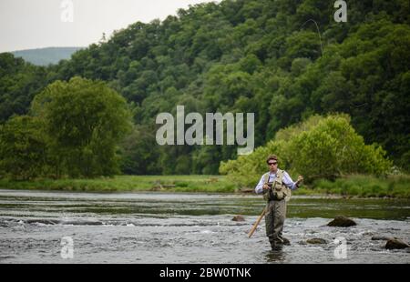 Fliegenfischen auf einem südöstlichen Fluss Stockfoto