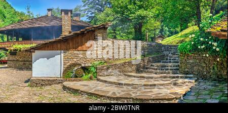 Altes traditionelles Haus im Etar architektonischen ethnographischen Komplex in Bulgarien an einem sonnigen Sommertag Stockfoto