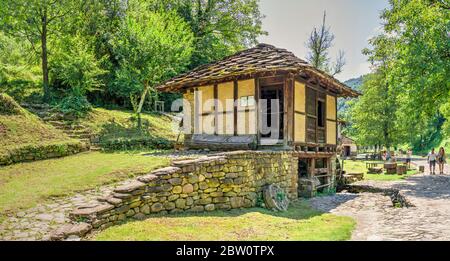 Wassermühle in der Etar architektonischen ethnographischen Komplex in Bulgarien an einem sonnigen Sommertag. Großes Panoramafoto. Stockfoto