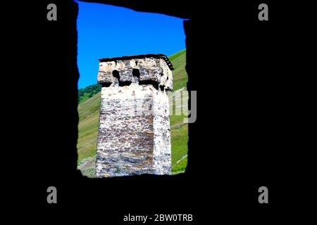 Mittelalterliche Wehrtürme in der alten Siedlung von Ushguli Dorf, Obere Svaneti, Georgien. Stockfoto