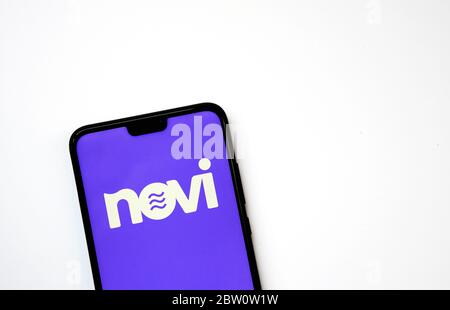 Stone /Vereinigtes Königreich - Mai 28 2020: Novi-Logo auf dem Smartphone auf weißem Papier platziert. Novi ist ein neuer Name für Facebook Calibra digitall Wallet w Stockfoto