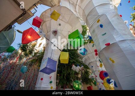 Straßendekoration bei einem beliebten Festival in Barcelonas Stadtteil Gracia Stockfoto