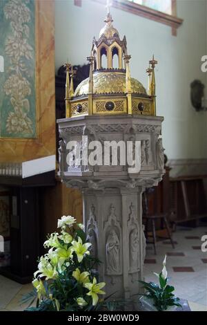 Taufbecken in der Basilika der Darstellung der Jungfrau Maria in Wadowice. Taufbecken in der Pfarrkirche in Wadowice. Chrzcielnica Stockfoto