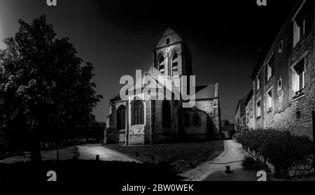 Auvers-sur-Oise, Frankreich - 28. Mai 2020: Kirche Notre-Dame-de-l'Assomption (13. Jahrhundert) - katholische Pfarrkirche in Auvers-sur-Oise, in P. Stockfoto