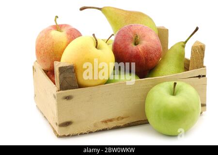 Frisch geerntete Birnen und Äpfel in einer Holzkiste auf weißem Hintergrund Stockfoto