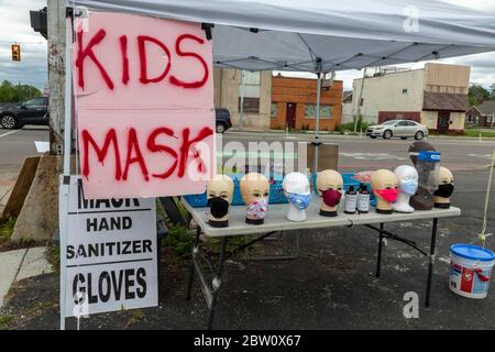 Detroit, Michigan, USA. Mai 2020. Ein Straßenecke Pop-up-Stand in einem Low-Einkommen-Nachbarschaft auf der Ostseite von Detroit verkauft Masken, Handdesinfektionsmittel und Handschuhe während der Coronavirus-Pandemie. Kredit: Jim West/Alamy Live News Stockfoto