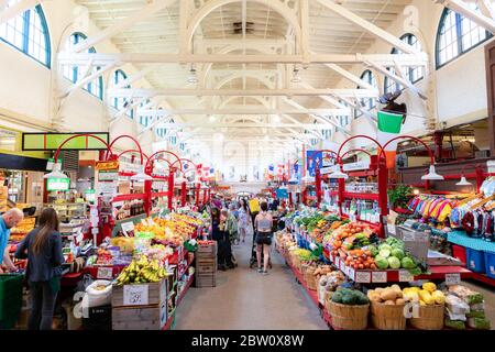 Saint John, NB, Kanada - 20. Juli 2019: Auf dem Saint John City Market. Die Menschen kaufen Produkte und Kunsthandwerk ein. Ein nationales historisches si Stockfoto