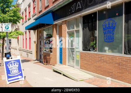 Saint John, NB, Kanada - 20. Juli 2019: King Canna ist eine nicht lizenzierte Cannabis-Apotheke. Ein Schild auf dem Bürgersteig wirbt für 'Medicinal'. Nicht lizenzierte CAN Stockfoto