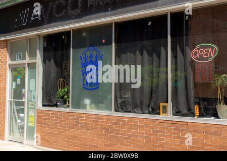 Saint John, NB, Kanada - 20. Juli 2019: King Canna ist eine nicht lizenzierte Cannabis-Apotheke. Im Fenster ist ein Neon-Schild mit dem AUFSCHRIFT „OFFEN“. Nicht lizenziertes Cannabi Stockfoto