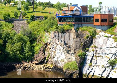 Saint John, NB, Kanada - 20. Juli 2019: Der Skywalk an den Reversing Falls hängt über dem Saint John River. Es hat klare Bodenabschnitte, die Sicht erlauben Stockfoto