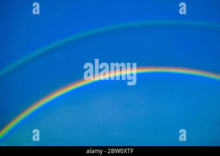 Die Farbentwicklung im zweiten Regenbogen ist der Farbverlauf im ersten gegenüber. Stockfoto