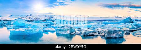 Eisberge schwimmen auf der Jokulsarlon Gletscherlagune bei Sonnenaufgang Stockfoto