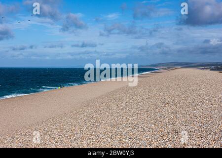 Ein Blick auf den atemberaubenden Chesil Strand an einem wunderschönen sonnigen Sommermorgen, aufgenommen von Portland Stockfoto