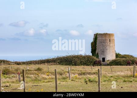 Die Portland Windmills sind 2 stillgelegt Steintürme südlich des Dorfes Easton, die als Windmühlen aus mindestens dem frühen 17. Jahrhundert verwendet wurden. Stockfoto