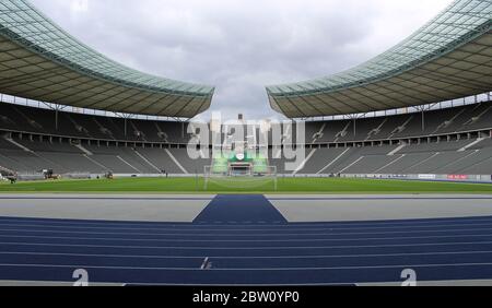 Der Fußballplatz und die blaue Leichtathletik-Laufstrecke des Berliner Olympiastadions. Berlin, Deutschland Stockfoto