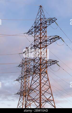 Ein Hochspannungs-Turm. Ein Hochspannungs-Übertragungsturm. Energietechnik. Stockfoto