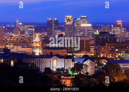 Skyline von Birmingham in der Dämmerung, Alabama, USA Stockfoto