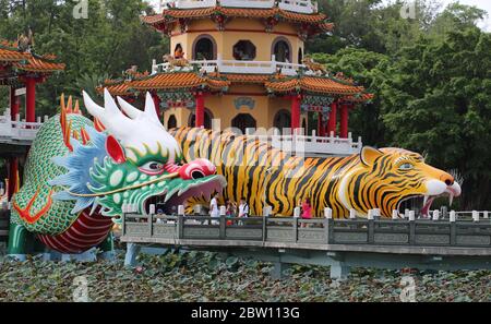 Der Sockel des Dragon Tiger Tower mit Touristen, die Fotos vor dem Drachenmund machen. Kaohsiung, Taiwan Stockfoto