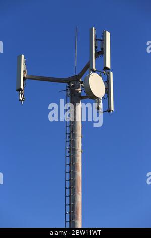 Handy-Tower gegen blauen Himmel Stockfoto